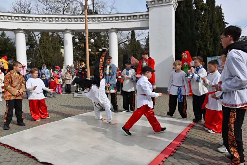 Народные Масленичные гуляния прошли в Судаке в субботу Народные Масленичные гуляния прошли в Судаке в субботу