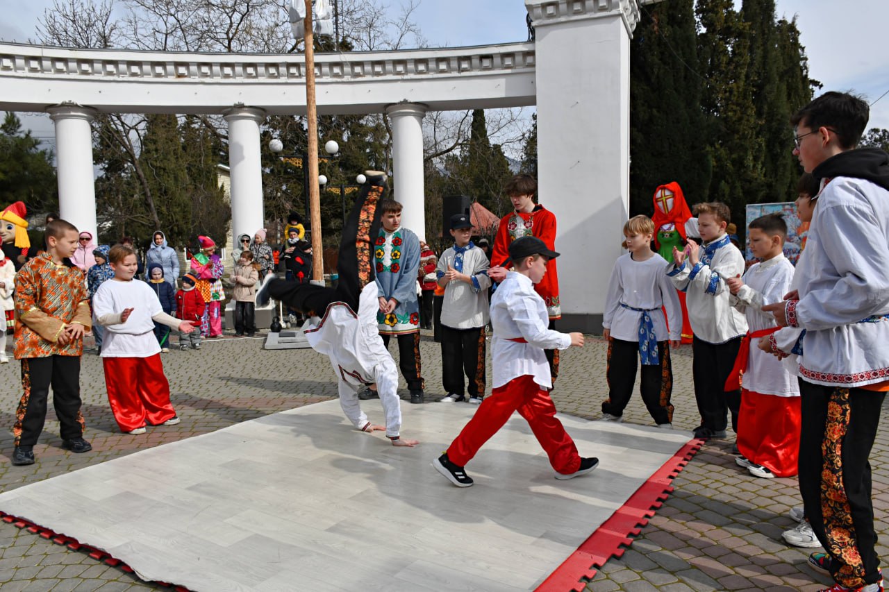 Народные Масленичные гуляния прошли в Судаке в субботу Народные Масленичные гуляния прошли в Судаке в субботу