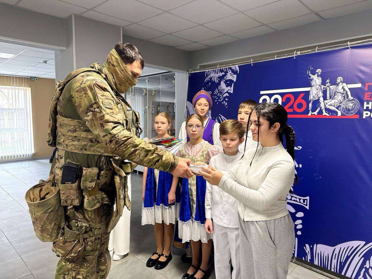 Учащиеся Черноморской ДШИ и молодежный совет передали весточки на передовую Учащиеся Черноморской ДШИ и молодежный совет передали весточки на передовую