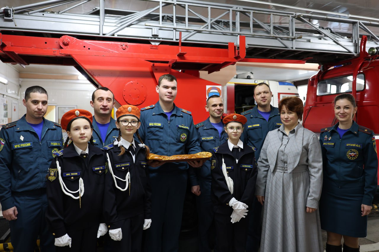Кадеты пожарно-спасательного профиля поздравляют с 23 февраля