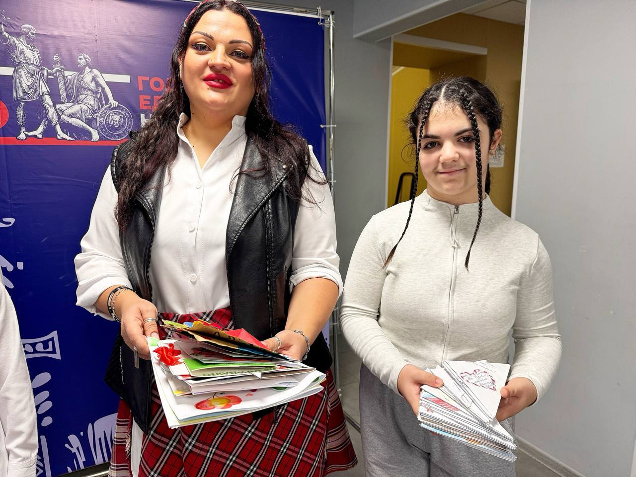 Учащиеся Черноморской ДШИ и молодежный совет передали весточки на передовую Учащиеся Черноморской ДШИ и молодежный совет передали весточки на передовую