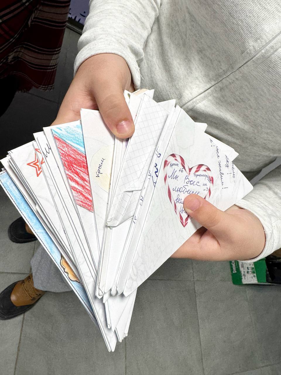 Учащиеся Черноморской ДШИ и молодежный совет передали весточки на передовую Учащиеся Черноморской ДШИ и молодежный совет передали весточки на передовую