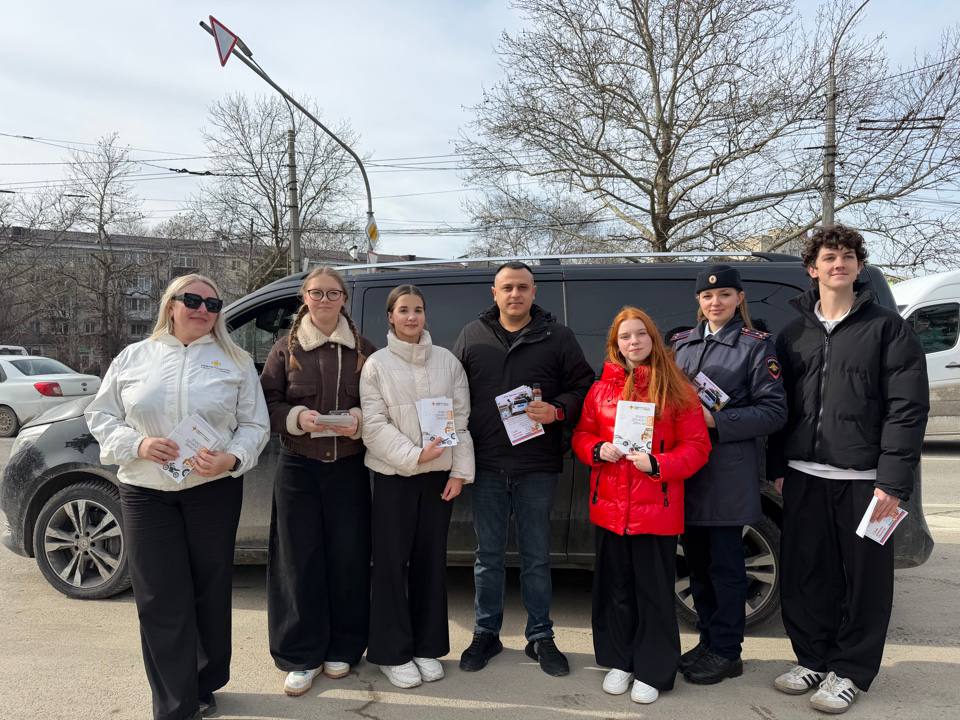 Сотрудники столичной Госавтоинспекции, юидовцы и общественники поздравили автолюбителей с Днем Защитника Отечества Сотрудники столичной Госавтоинспекции, юидовцы и общественники поздравили автолюбителей с Днем Защитника Отечества