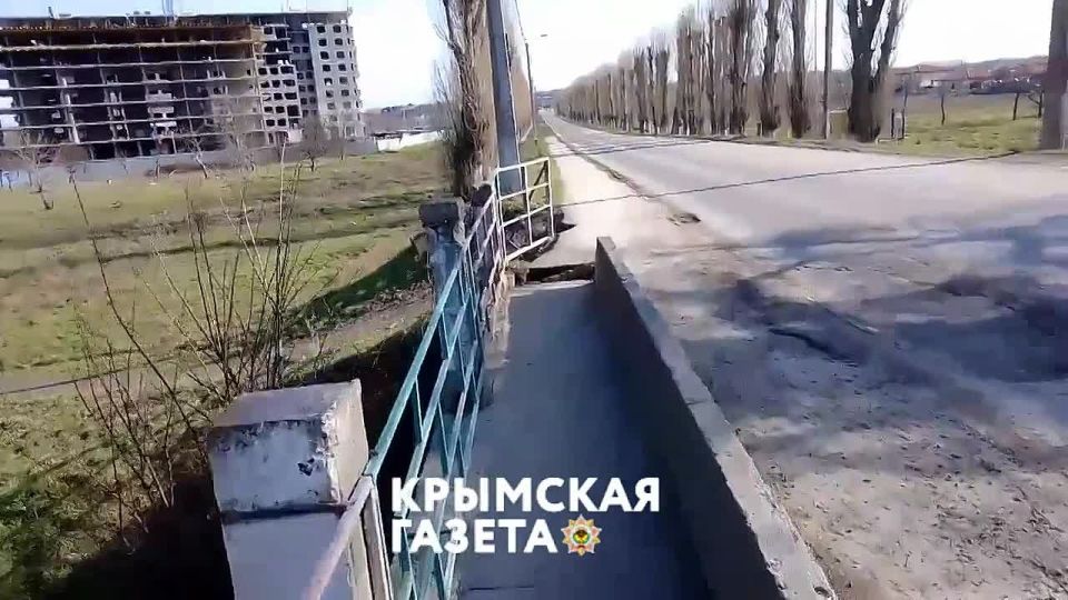 В посёлке Белоглинка под Симферополем разрушается мост через Салгир, передаёт корреспондент «Крымской газеты»