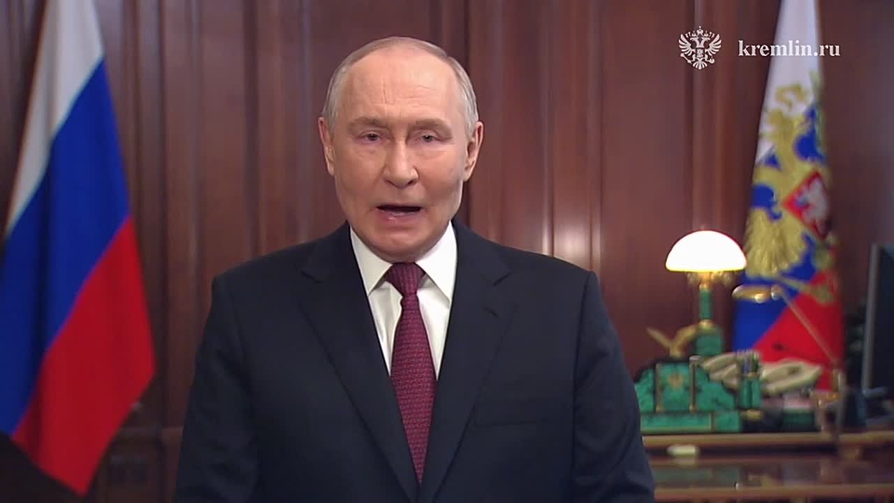 Владимир Путин поздравил россиян с Днем защитника Отечества