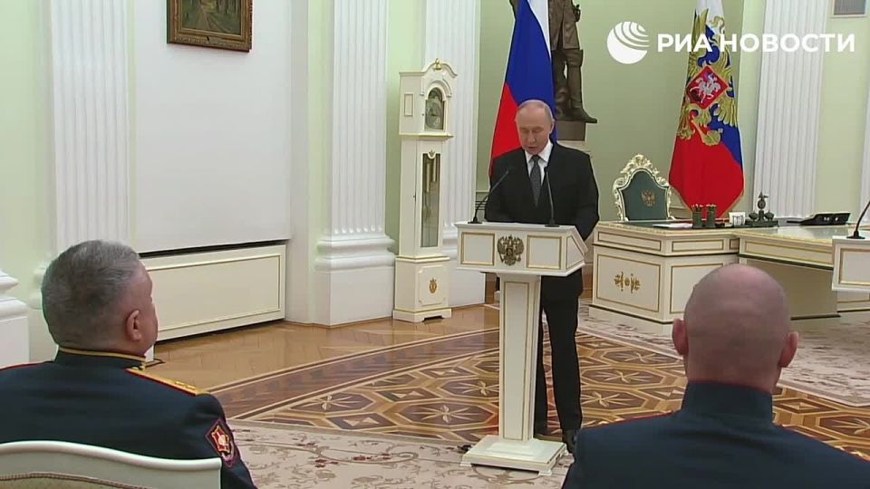 Владимир Путин вручает госнаграды Героям России