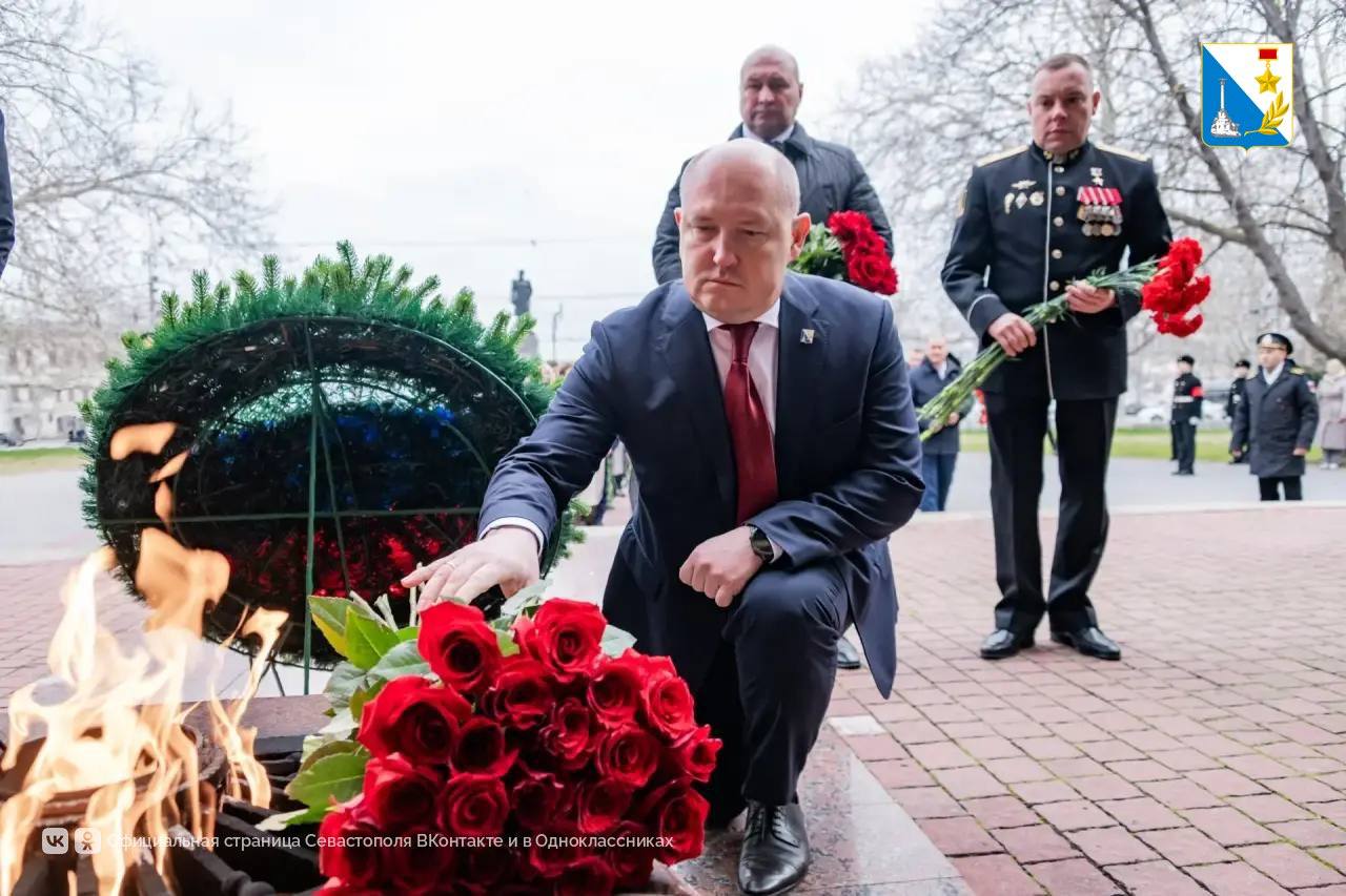 День защитника Отечества и День народной воли начался с возложения цветов к мемориалу героической обороны Севастополя 1941-1942 годов День защитника Отечества и День народной воли начался с возложения цветов к мемориалу героической обороны Севастополя 1941-1942 годов