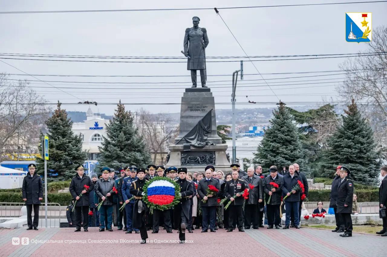 День защитника Отечества и День народной воли начался с возложения цветов к мемориалу героической обороны Севастополя 1941-1942 годов