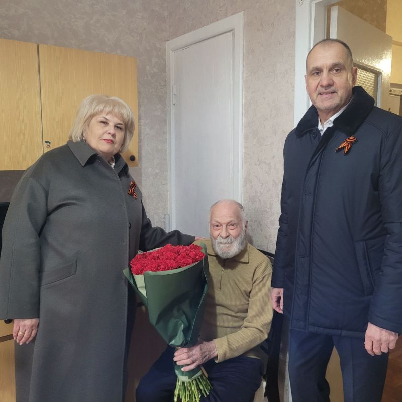 Галина Огнёва: Вместе с депутатом Государственного Совета Республики Крым Александром Гончаровым поздравили наших дорогих ветеранов Великой Отечественной войны — Александра Павловича Дембицкого и Ивана Семёновича Евтушенко