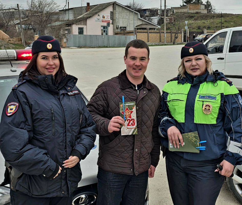 23 февраля поздравить представителей сильного пола с Днём защитника Отечества на улицы городского округа Судак вышли сотрудницы Госавтоинспекции 23 февраля поздравить представителей сильного пола с Днём защитника Отечества на улицы городского округа Судак вышли сотрудницы Госавтоинспекции