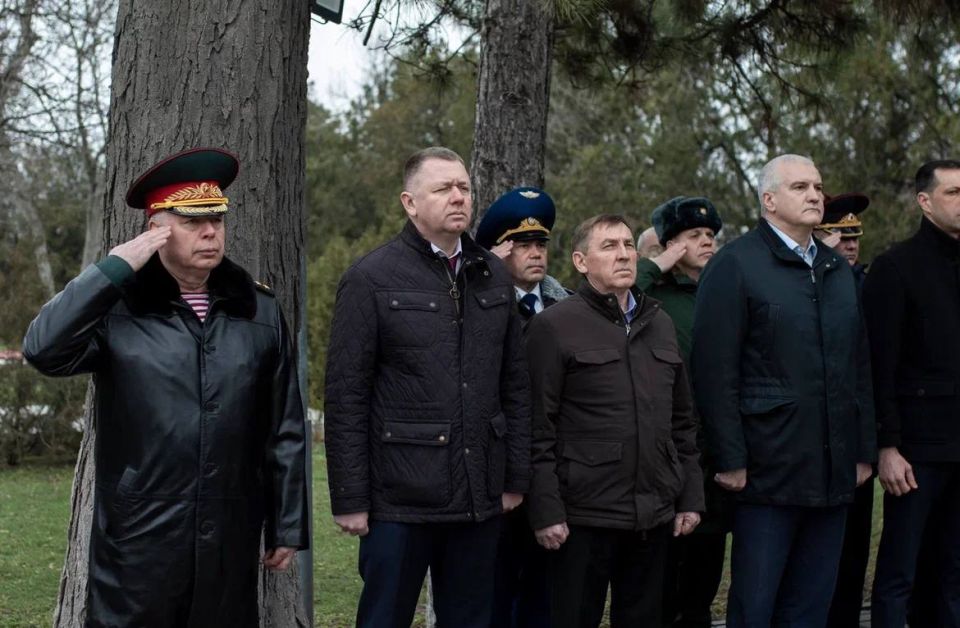 Сегодня, 23 февраля 2026 года, в День защитника Отечества состоялось традиционное возложение венка и цветов на военном мемориальном кладбище в городе Симферополе Сегодня, 23 февраля 2026 года, в День защитника Отечества состоялось традиционное возложение венка и цветов на военном мемориальном кладбище в городе Симферополе