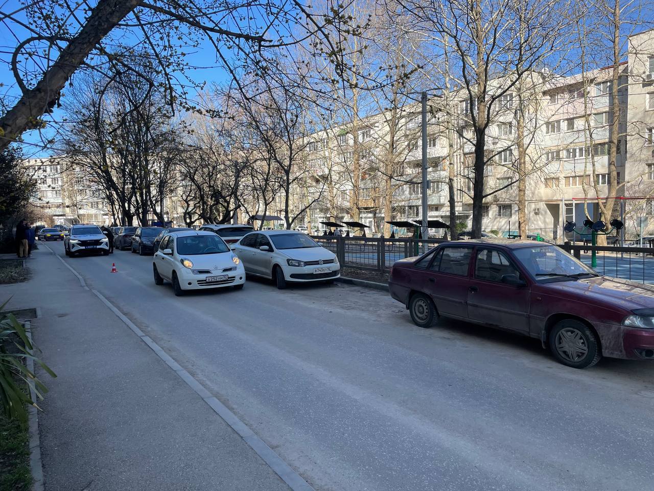 В Севастополе машина сбила подростка, который внезапно вышел на дорогу
