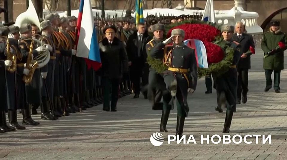 Владимир Путин возложил венок к Могиле Неизвестного Солдата