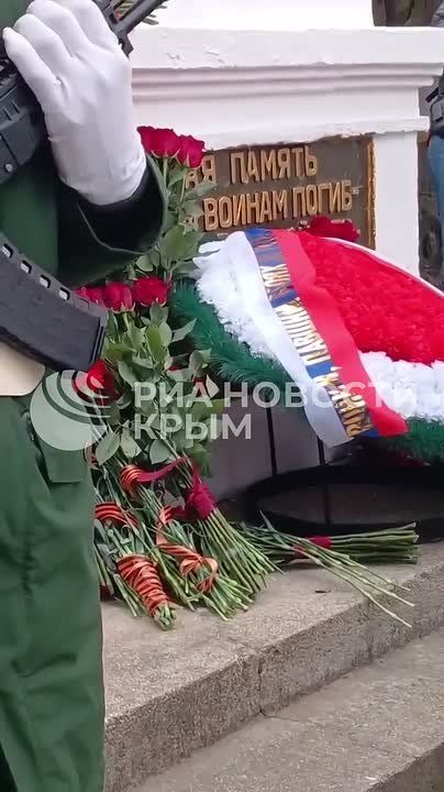 Власти Крыма и ветераны возложили цветы к мемориалу на военном кладбище в Симферополе