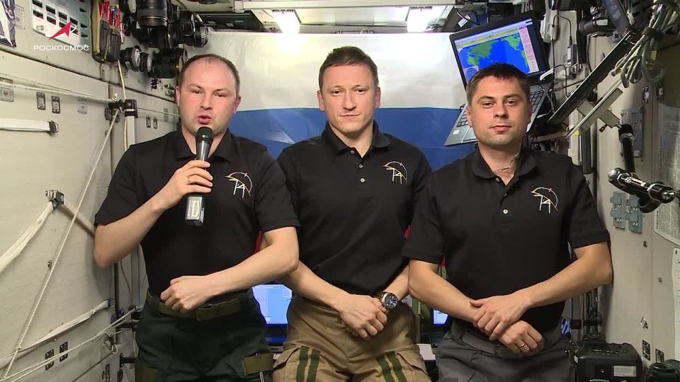 Россиян поздравили с Днем защитника Отечества с борта МКС