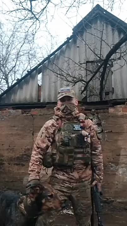 Инженер беспилотных систем боец ШАХ и его боевой товарищ Дружок поздравляют крымчан с Днём защитника Отечества