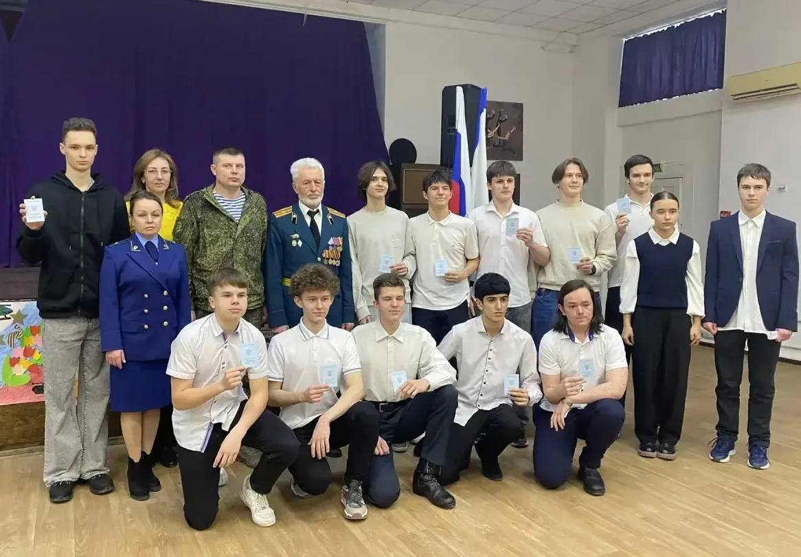 В Феодосии работники прокуратуры встретились со школьниками в преддверии празднования Дня защитника Отечества