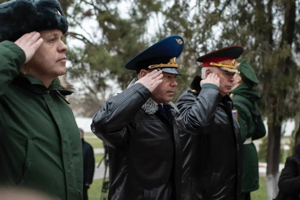 Сегодня, 23 февраля 2026 года, в День защитника Отечества состоялось традиционное возложение венка и цветов на военном мемориальном кладбище в городе Симферополе Сегодня, 23 февраля 2026 года, в День защитника Отечества состоялось традиционное возложение венка и цветов на военном мемориальном кладбище в городе Симферополе