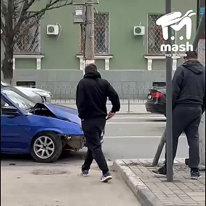 Зумеры на синей "Ладе" настолько разволновались от близости крымского Совмина, что вписались в столб