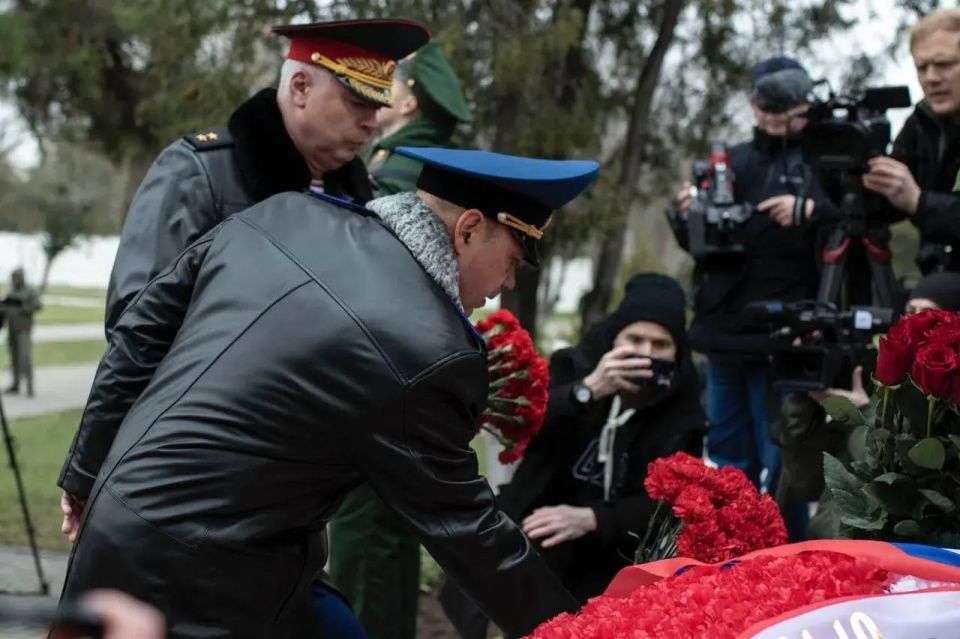 Сегодня, 23 февраля 2026 года, в День защитника Отечества состоялось традиционное возложение венка и цветов на военном мемориальном кладбище в городе Симферополе Сегодня, 23 февраля 2026 года, в День защитника Отечества состоялось традиционное возложение венка и цветов на военном мемориальном кладбище в городе Симферополе