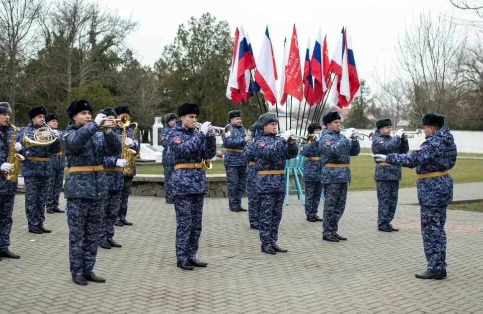 Сегодня, 23 февраля 2026 года, в День защитника Отечества состоялось традиционное возложение венка и цветов на военном мемориальном кладбище в городе Симферополе Сегодня, 23 февраля 2026 года, в День защитника Отечества состоялось традиционное возложение венка и цветов на военном мемориальном кладбище в городе Симферополе