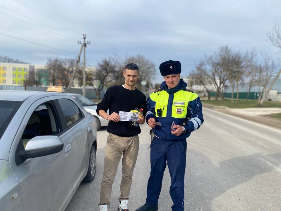 Госавтоинспекция Бахчисарайского района поздравила водителей с Днём защитника Отечества Госавтоинспекция Бахчисарайского района поздравила водителей с Днём защитника Отечества