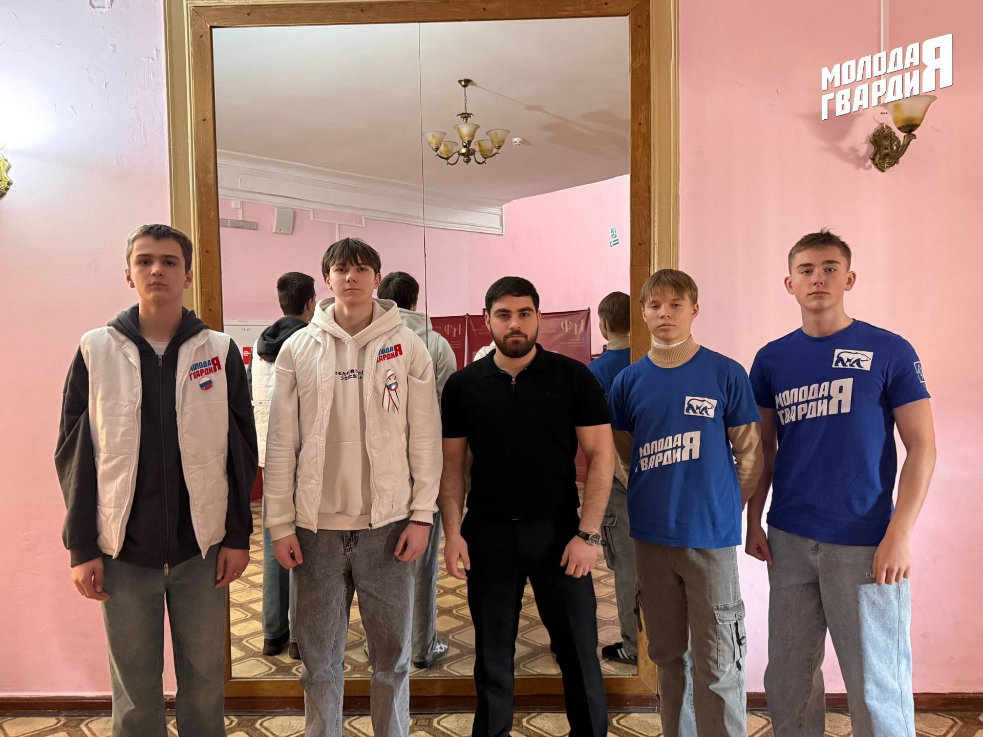 Молодогвардейцы Евпатории приняли участие в праздничном концерте ко Дню защитника Отечества