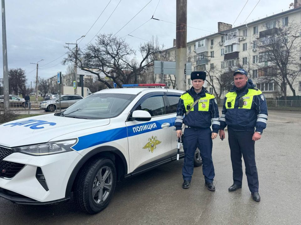 Сотрудники Госавтоинспекции Севастополя помогли девушке запустить двигатель иномарки, заглохшей на дороге