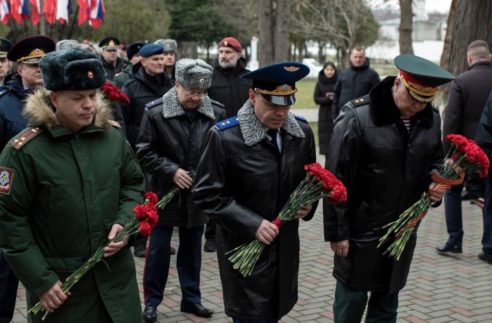 Сегодня, 23 февраля 2026 года, в День защитника Отечества состоялось традиционное возложение венка и цветов на военном мемориальном кладбище в городе Симферополе Сегодня, 23 февраля 2026 года, в День защитника Отечества состоялось традиционное возложение венка и цветов на военном мемориальном кладбище в городе Симферополе