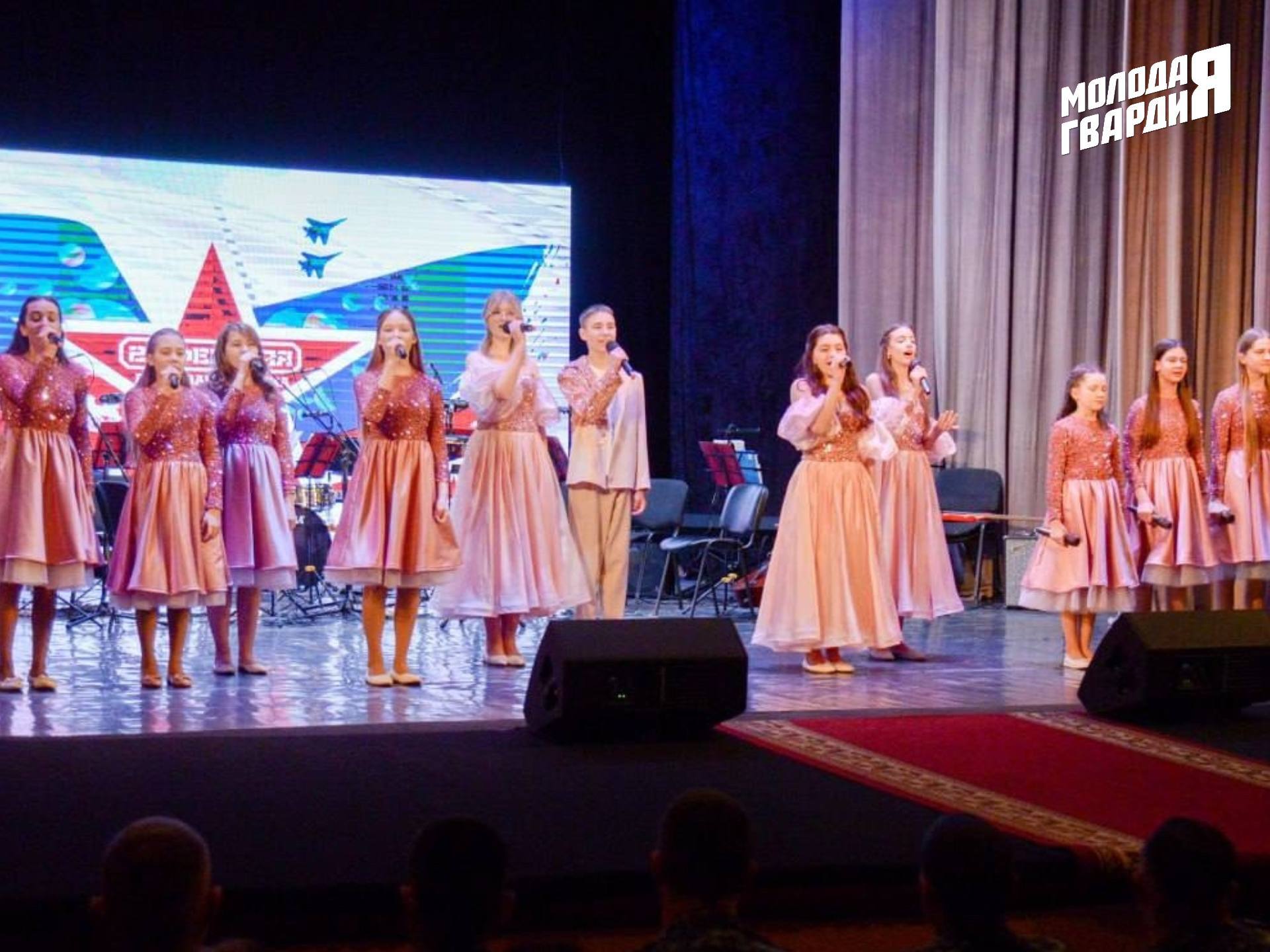 Молодогвардейцы Евпатории приняли участие в праздничном концерте ко Дню защитника Отечества Молодогвардейцы Евпатории приняли участие в праздничном концерте ко Дню защитника Отечества