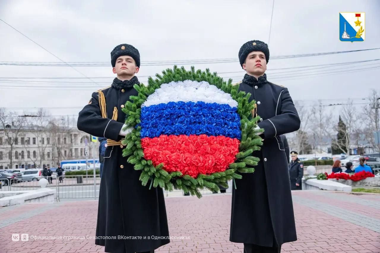 День защитника Отечества и День народной воли начался с возложения цветов к мемориалу героической обороны Севастополя 1941-1942 годов День защитника Отечества и День народной воли начался с возложения цветов к мемориалу героической обороны Севастополя 1941-1942 годов