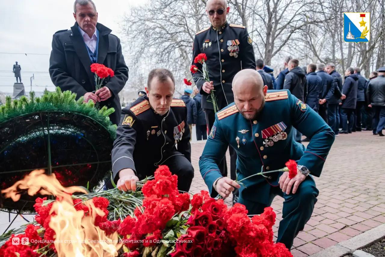 День защитника Отечества и День народной воли начался с возложения цветов к мемориалу героической обороны Севастополя 1941-1942 годов День защитника Отечества и День народной воли начался с возложения цветов к мемориалу героической обороны Севастополя 1941-1942 годов