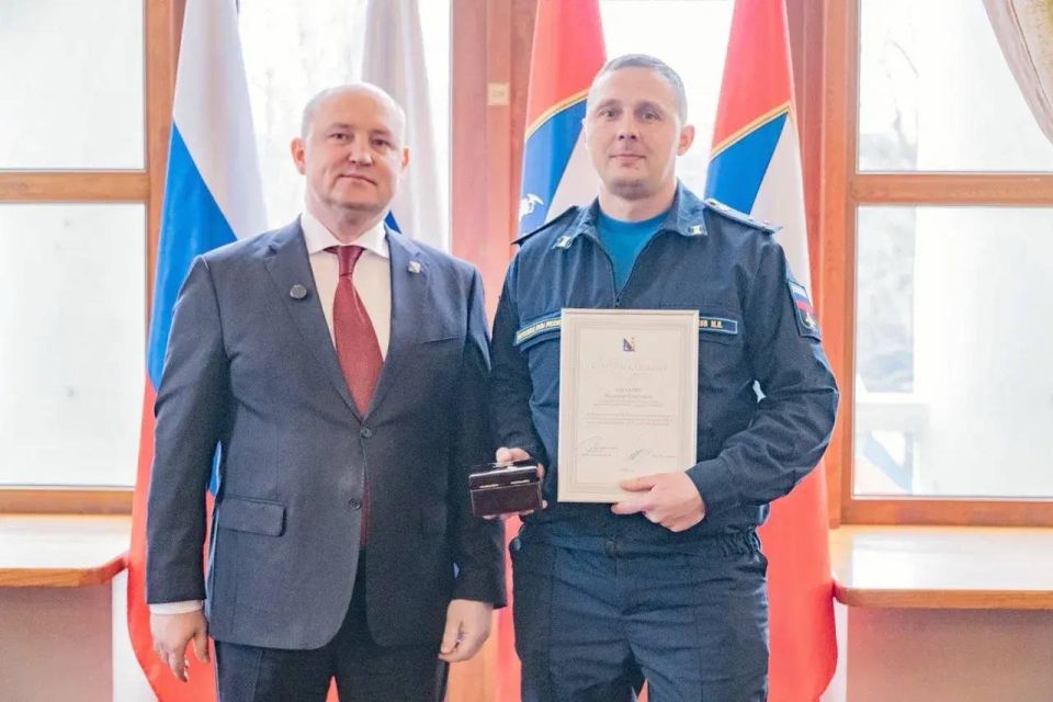 Михаил Развожаев: Вручил награды нашим военнослужащим — медали «За отвагу на пожаре» и «За спасение погибавших» сотрудникам севастопольского главка МЧС, почётные грамоты, благодарности и благодарственные письма — служащим...