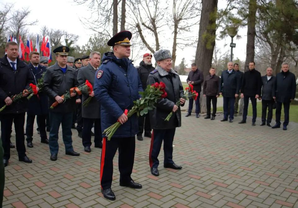 Министр внутренних дел по Республике Крым принял участие в церемонии возложения цветов на Военном мемориальном кладбище Министр внутренних дел по Республике Крым принял участие в церемонии возложения цветов на Военном мемориальном кладбище