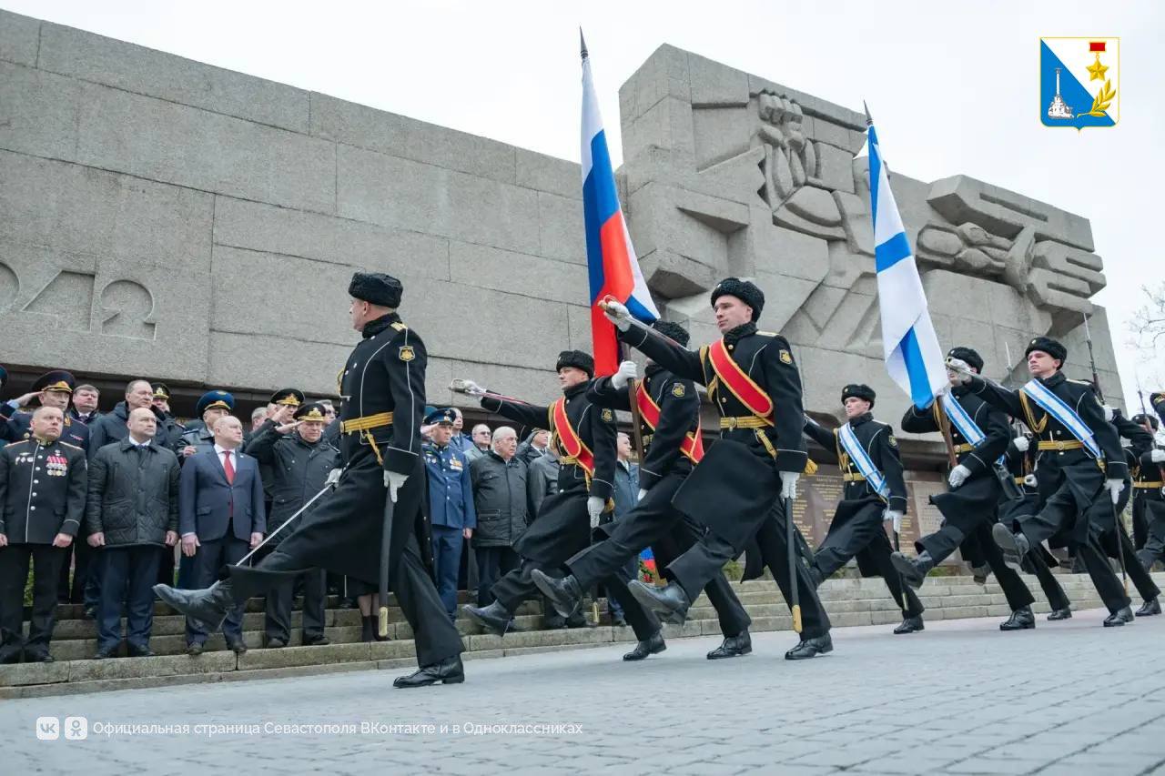 День защитника Отечества и День народной воли начался с возложения цветов к мемориалу героической обороны Севастополя 1941-1942 годов День защитника Отечества и День народной воли начался с возложения цветов к мемориалу героической обороны Севастополя 1941-1942 годов