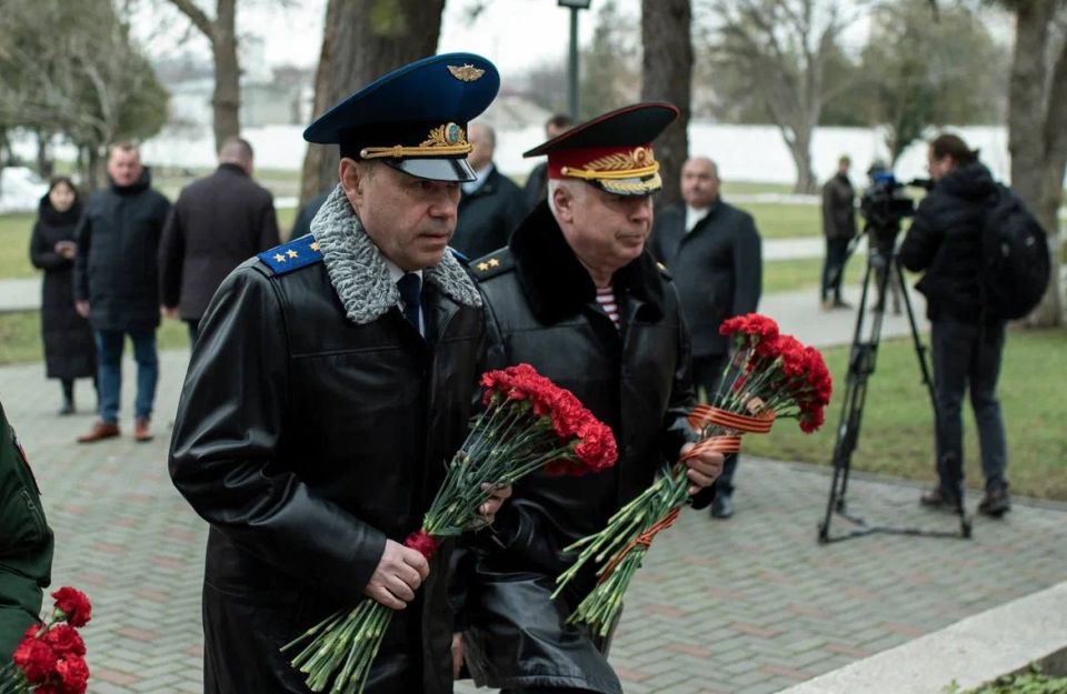 Сегодня, 23 февраля 2026 года, в День защитника Отечества состоялось традиционное возложение венка и цветов на военном мемориальном кладбище в городе Симферополе Сегодня, 23 февраля 2026 года, в День защитника Отечества состоялось традиционное возложение венка и цветов на военном мемориальном кладбище в городе Симферополе