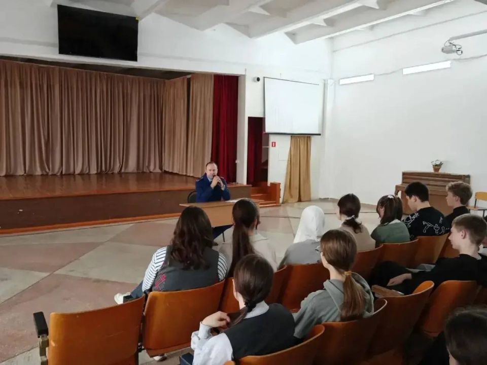 В преддверии Дня защитника Отечества прокурор Белогорского района Игорь Руденко провел беседу с учащимися образовательного учреждения Белогорского района
