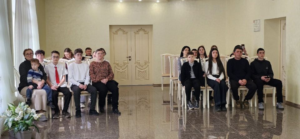 В Белогорском районном отделе ЗАГС состоялось торжественное вручение паспортов четырнадцатилетним жителям района