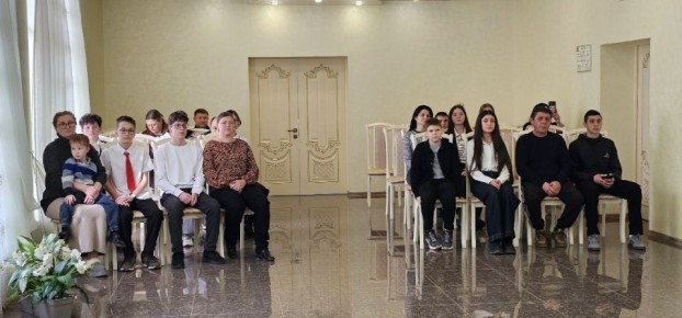 В Белогорском районном отделе ЗАГС состоялось торжественное вручение паспортов четырнадцатилетним жителям района