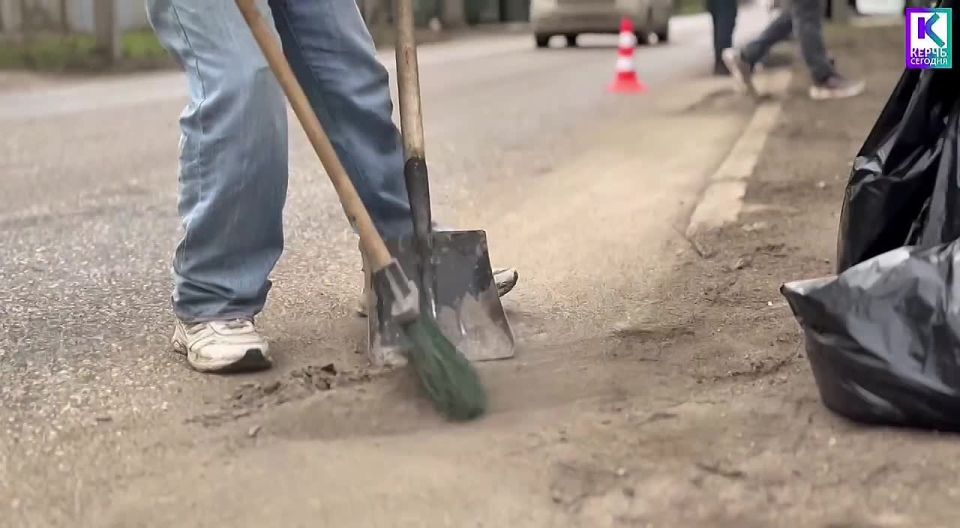 Ежедневно две сотни рабочих трудятся над поддержанием чистоты в Керчи