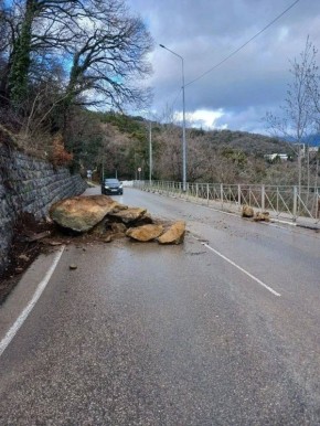 На трассе «Гончарное – Ялта» произошел сход камней