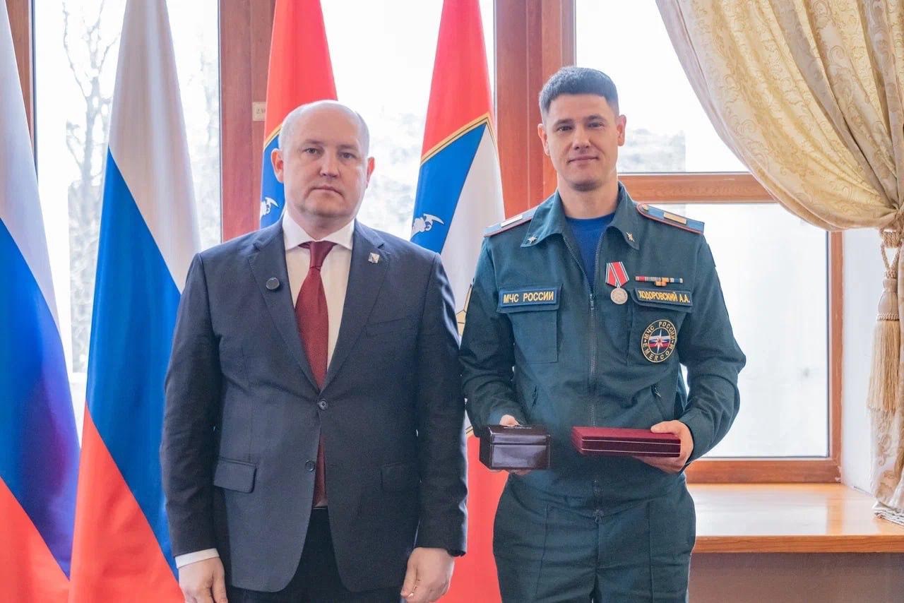 Севастопольские сотрудники МЧС получили госнаграды в День защитника Отечества Севастопольские сотрудники МЧС получили госнаграды в День защитника Отечества