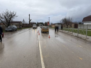 Сотрудники Госавтоинспекции Бахчисарайского района устанавливают обстоятельства ДТП, в котором пострадал несовершеннолетний