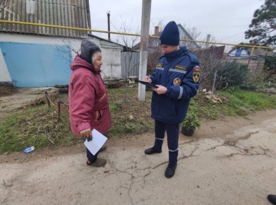 Профилактический визит. Круглый год сотрудники «Пожарной охраны Республики Крым» ведут профилактическую работу с населением