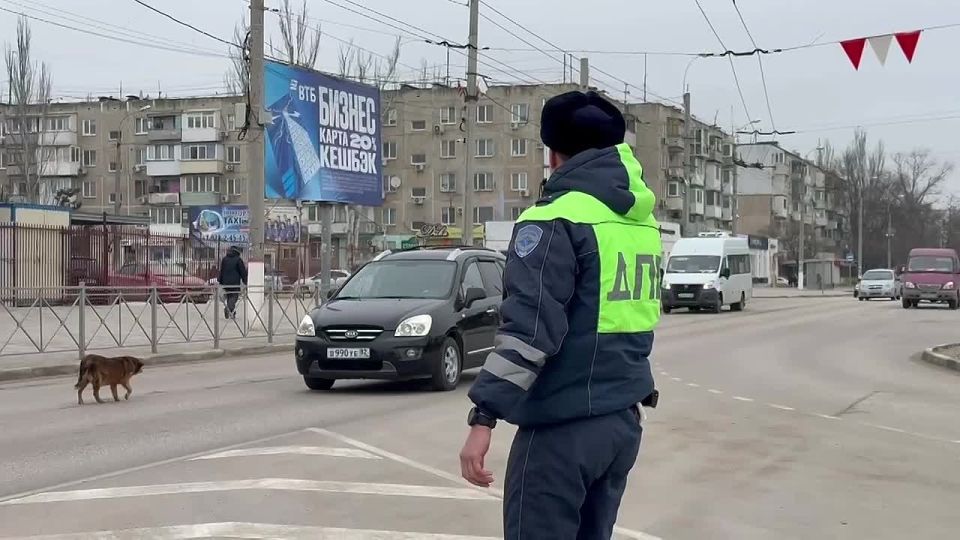 Сотрудники Госавтоинспекции и Кадеты поздравили водителей Керчи с Днём защитника Отечества