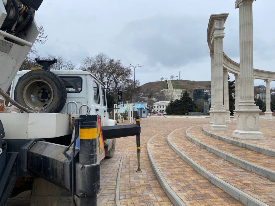 Ежедневно специалисты предприятия «Горсвет-Керчь» занимаются профилактикой и восстановлением наружного освещения на городских улицах