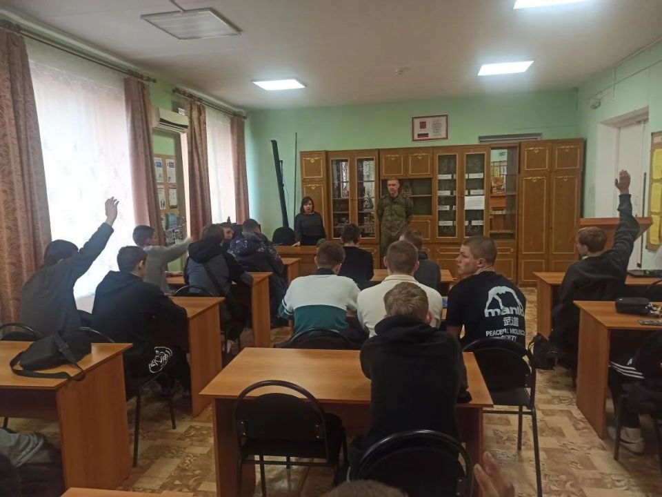 Сегодня заместитель главы администрации Советского района Людмила Попова и сотрудник пункта отбора на военную службу по контракту, провели встречу со студентами Прудовского аграрного техникума имени Л.П. Симиренко Сегодня заместитель главы администрации Советского района Людмила Попова и сотрудник пункта отбора на военную службу по контракту, провели встречу со студентами Прудовского аграрного техникума имени Л.П. Симиренко