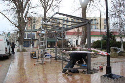 Начались работы по установке павильона на остановке «Площадь Ленина»