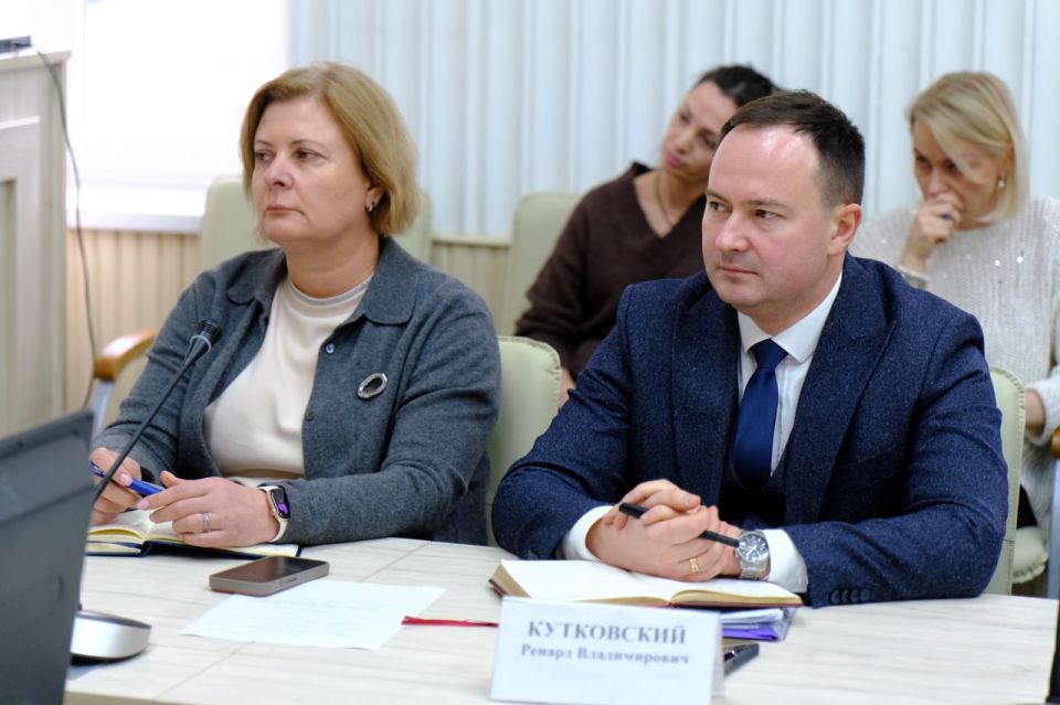 Янина Павленко: Аппаратное совещание. Сегодня посвятили его обходам многоквартирных домов и взаимодействию с ялтинцами Янина Павленко: Аппаратное совещание. Сегодня посвятили его обходам многоквартирных домов и взаимодействию с ялтинцами