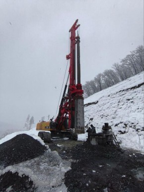На участке реконструкции дороги "Перевальное – Алушта" устанавливают буронабивные сваи